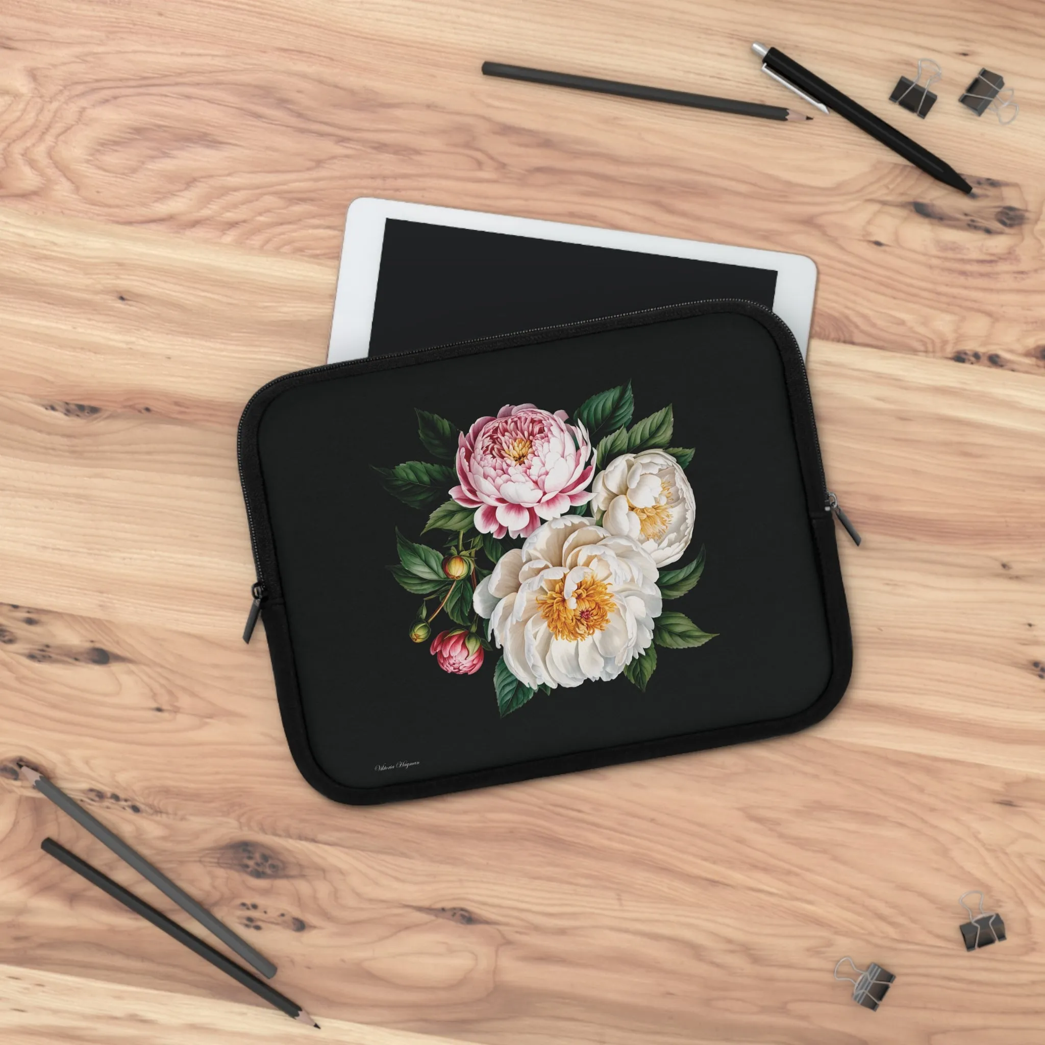 BLOOMING TECH: PEONIES IN BLOOM LAPTOP SLEEVE.NOIR/MULTI