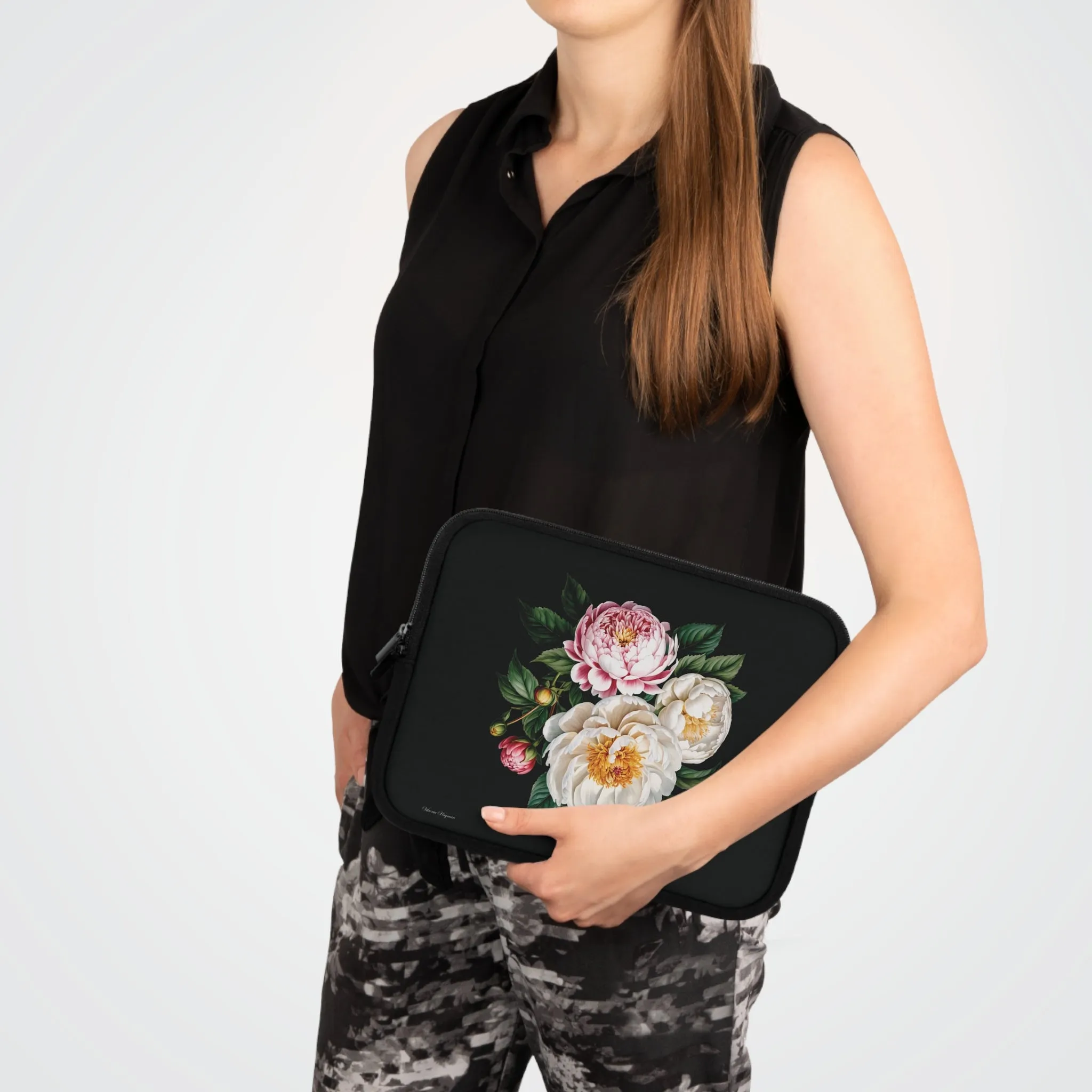 BLOOMING TECH: PEONIES IN BLOOM LAPTOP SLEEVE.NOIR/MULTI