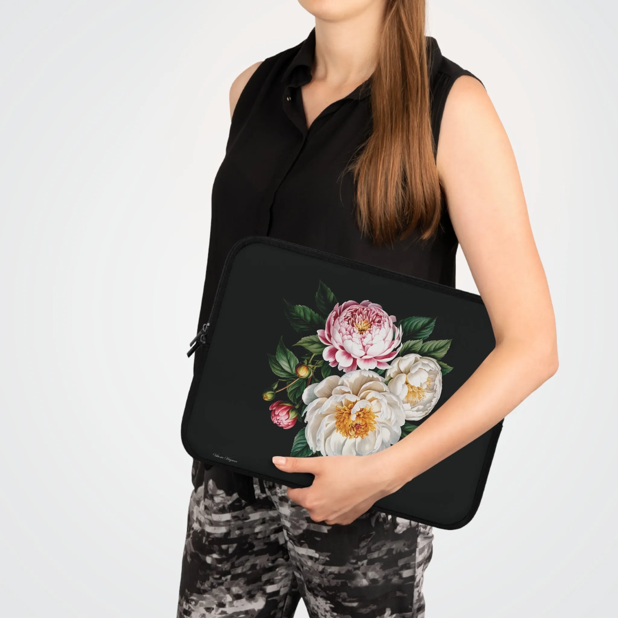 BLOOMING TECH: PEONIES IN BLOOM LAPTOP SLEEVE.NOIR/MULTI
