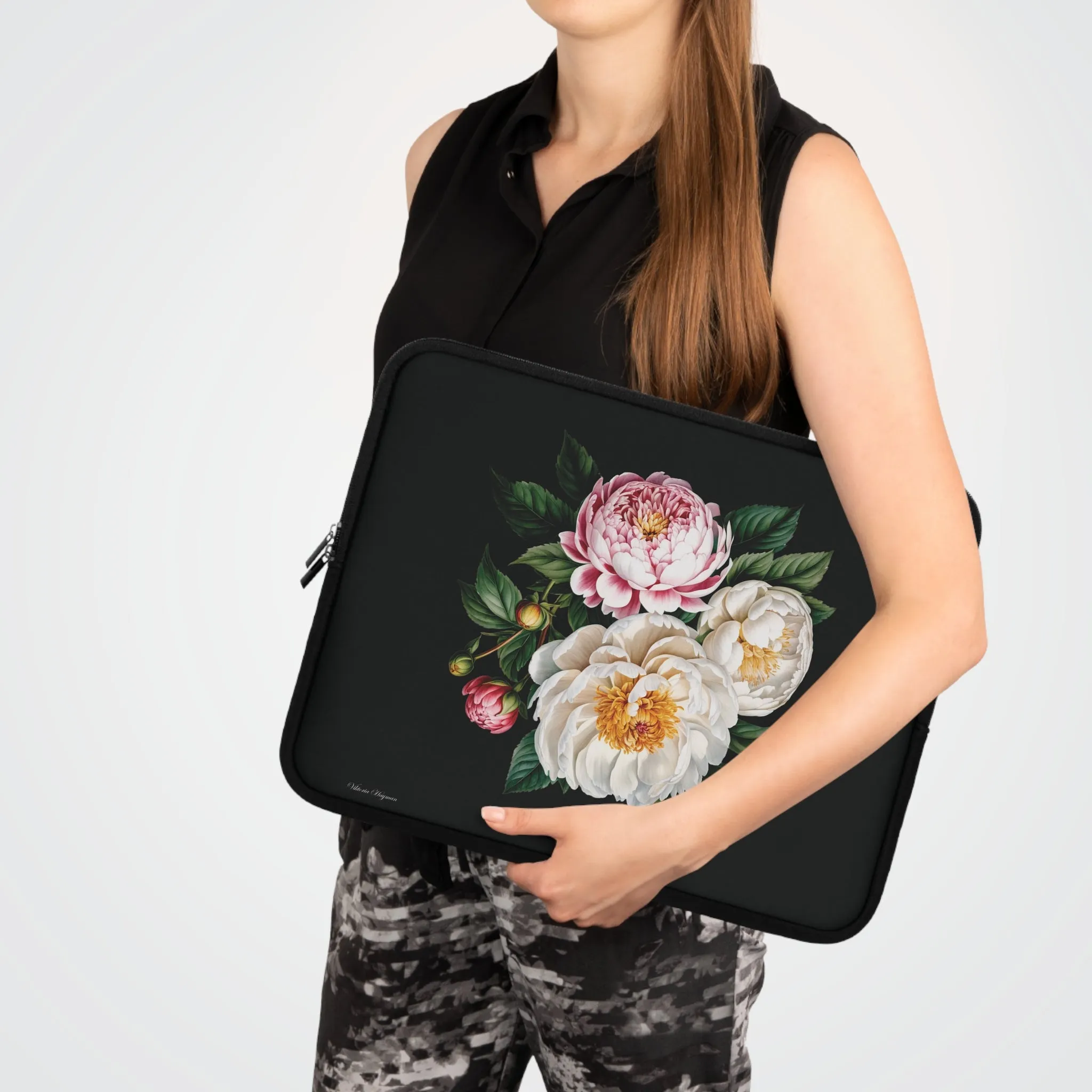 BLOOMING TECH: PEONIES IN BLOOM LAPTOP SLEEVE.NOIR/MULTI