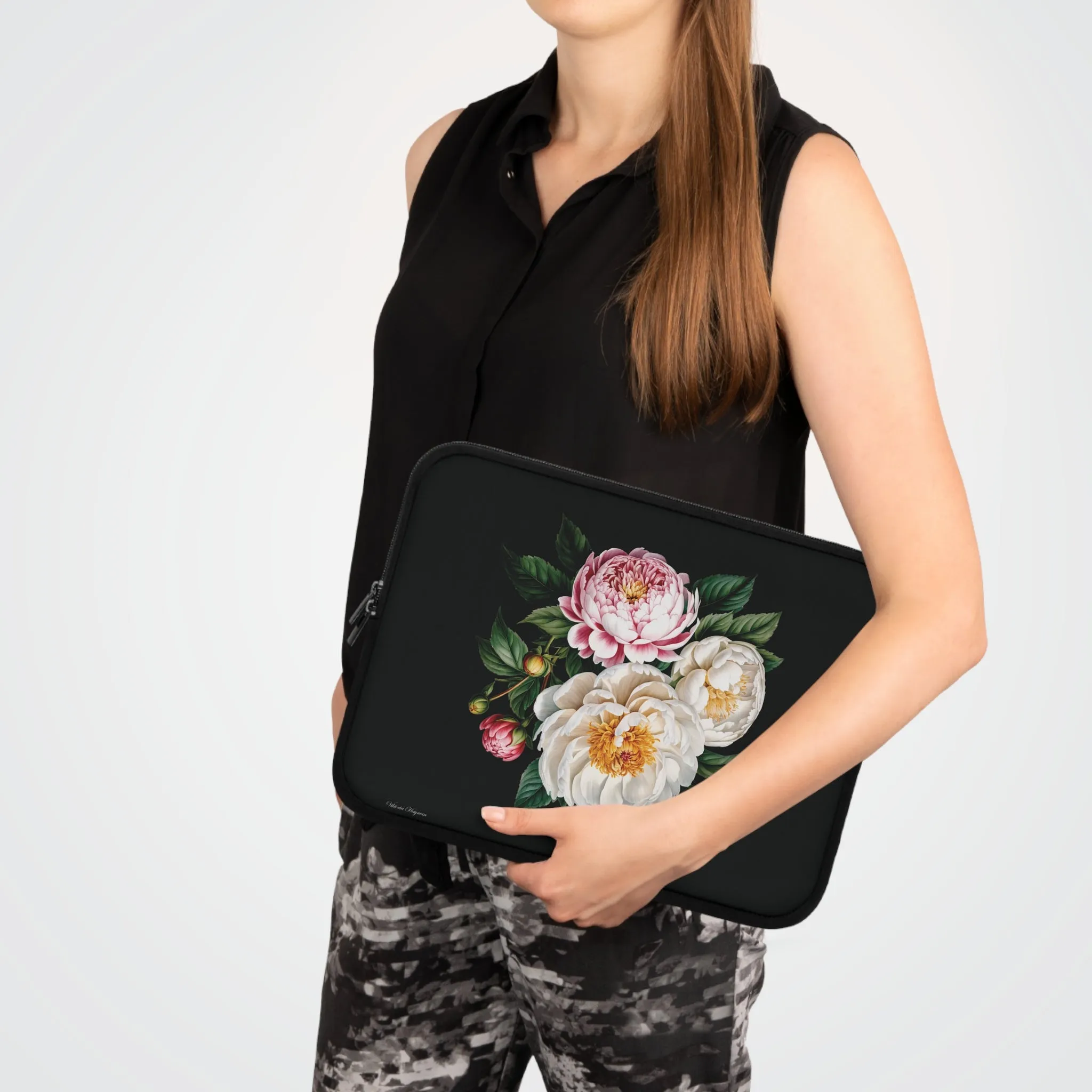 BLOOMING TECH: PEONIES IN BLOOM LAPTOP SLEEVE.NOIR/MULTI