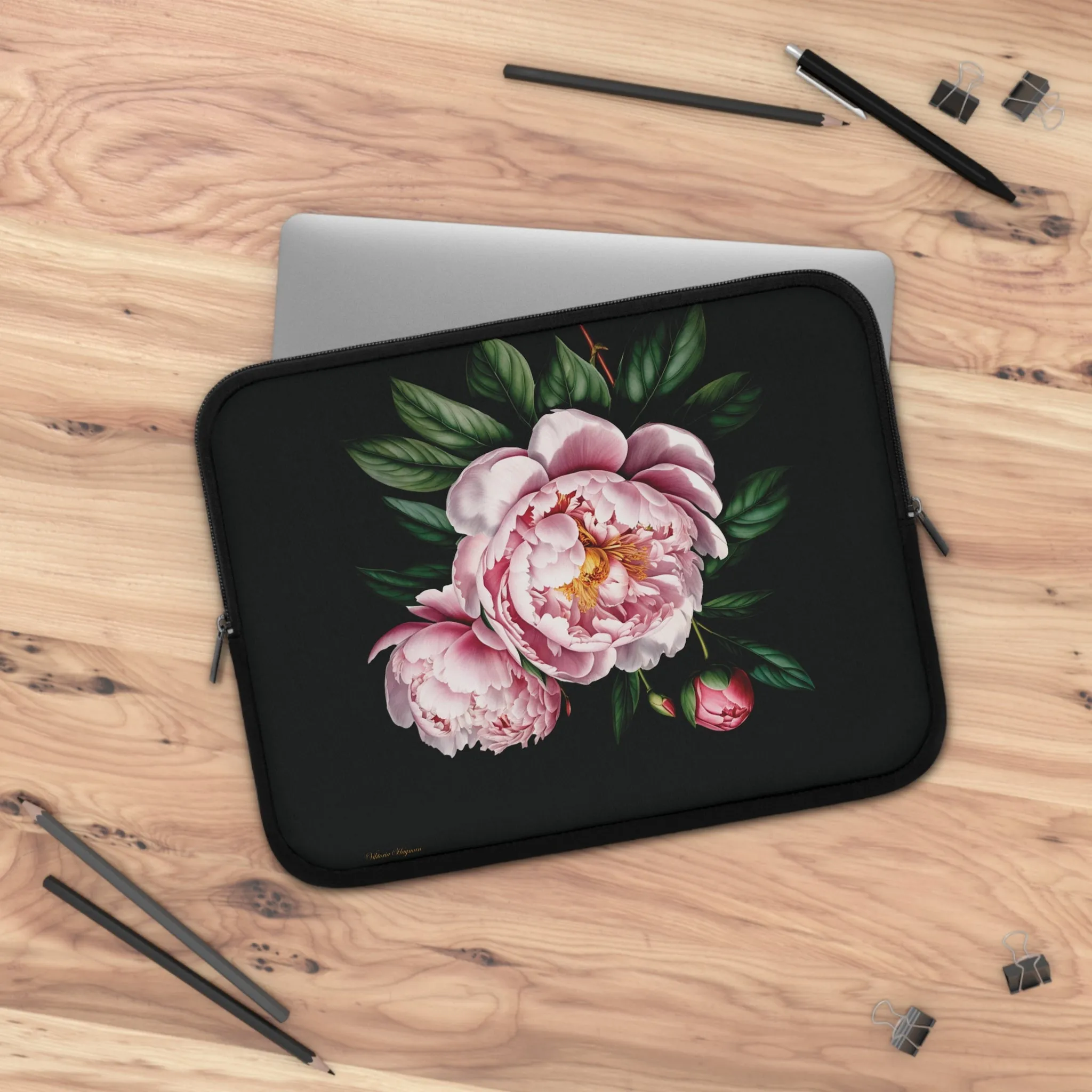 BLOOMING TECH: PEONIES IN BLOOM LAPTOP SLEEVE.NOIR/PINK