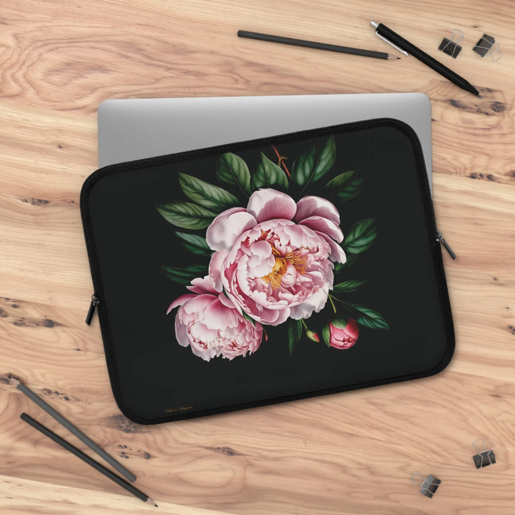 BLOOMING TECH: PEONIES IN BLOOM LAPTOP SLEEVE.NOIR/PINK