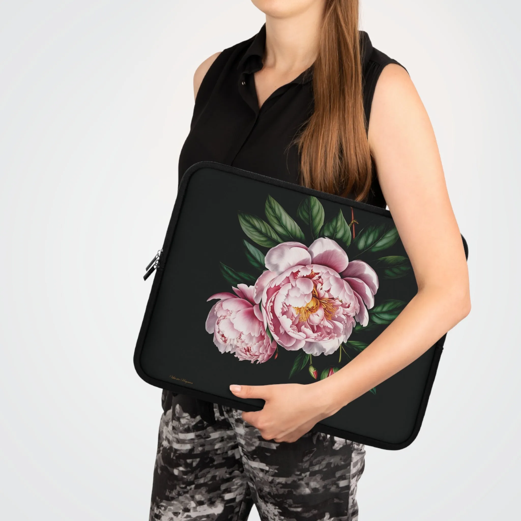BLOOMING TECH: PEONIES IN BLOOM LAPTOP SLEEVE.NOIR/PINK