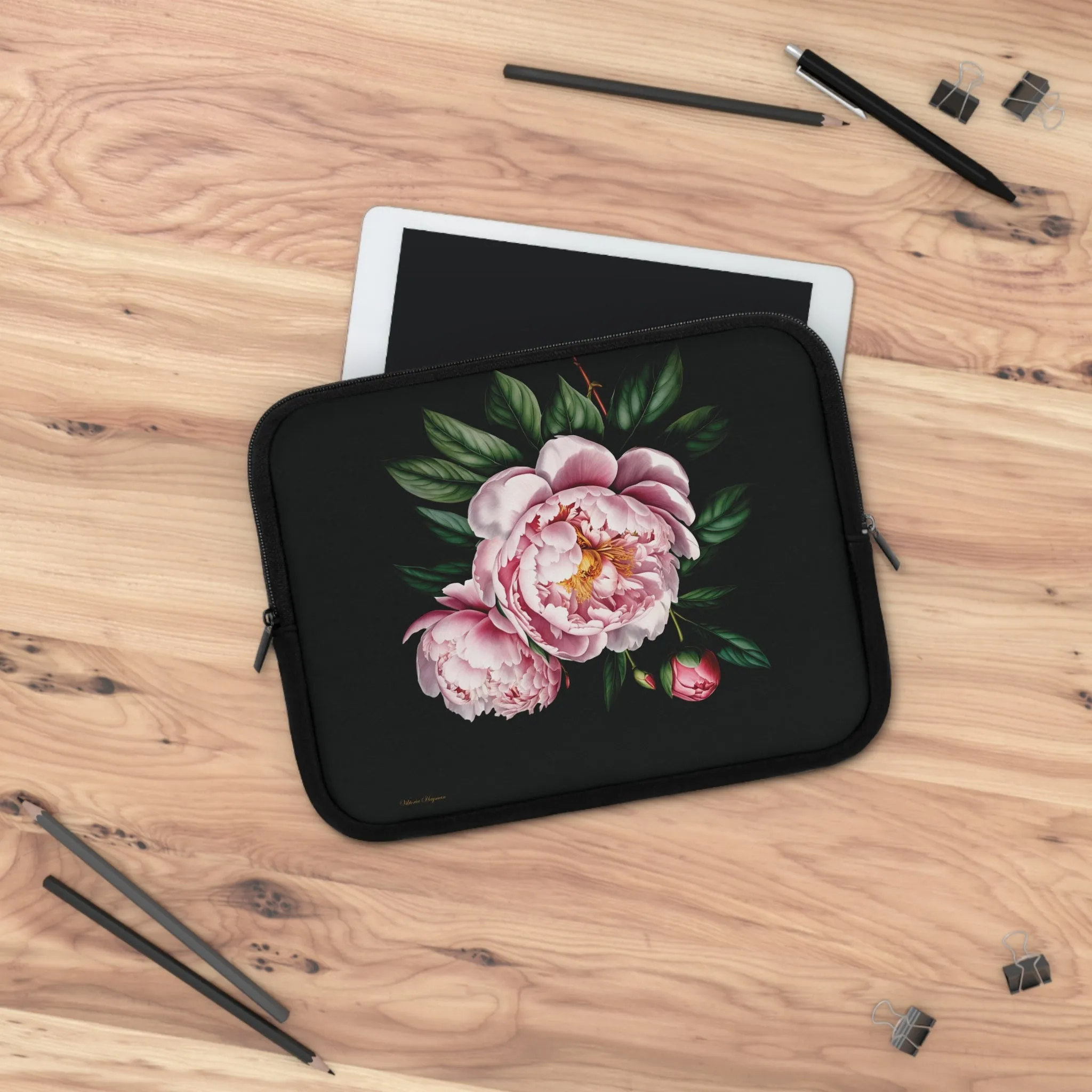 BLOOMING TECH: PEONIES IN BLOOM LAPTOP SLEEVE.NOIR/PINK