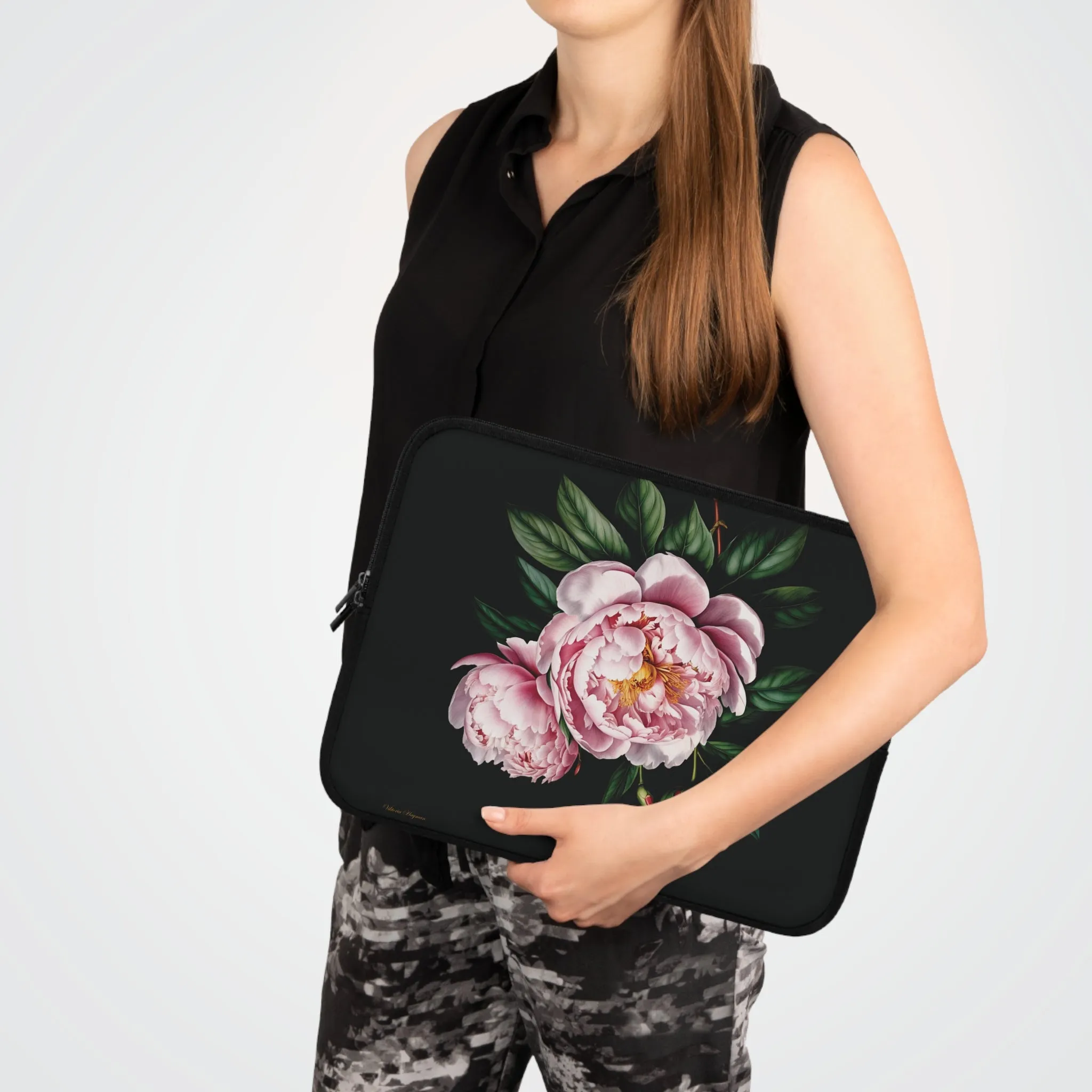 BLOOMING TECH: PEONIES IN BLOOM LAPTOP SLEEVE.NOIR/PINK