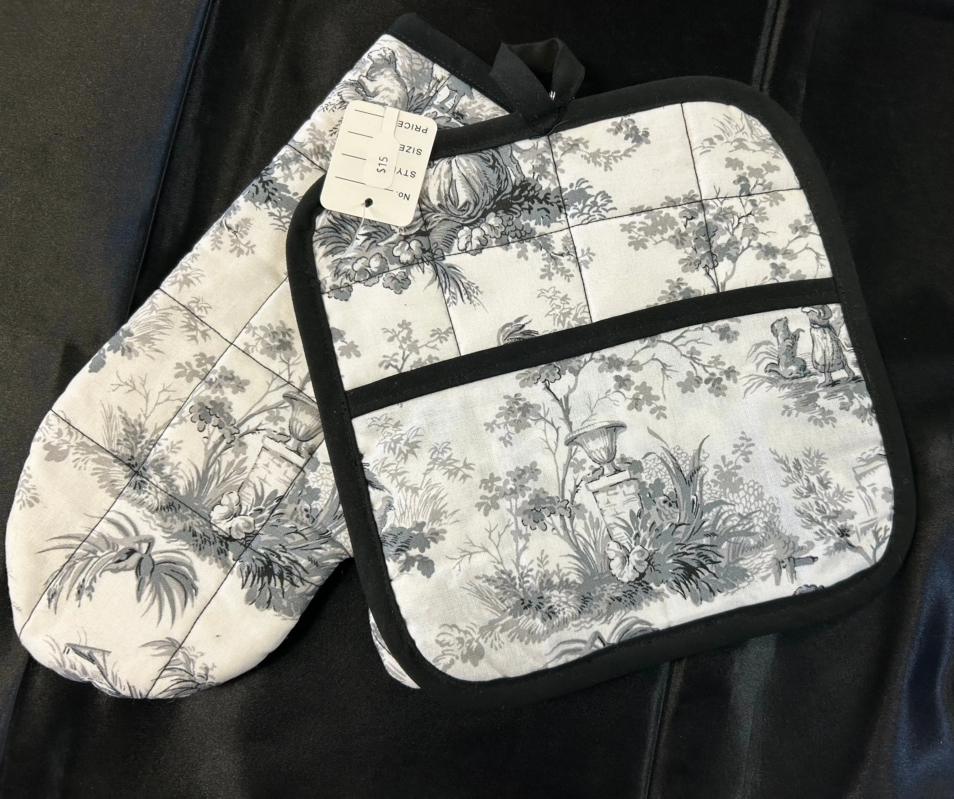 Handmade oven mit and potholder set
