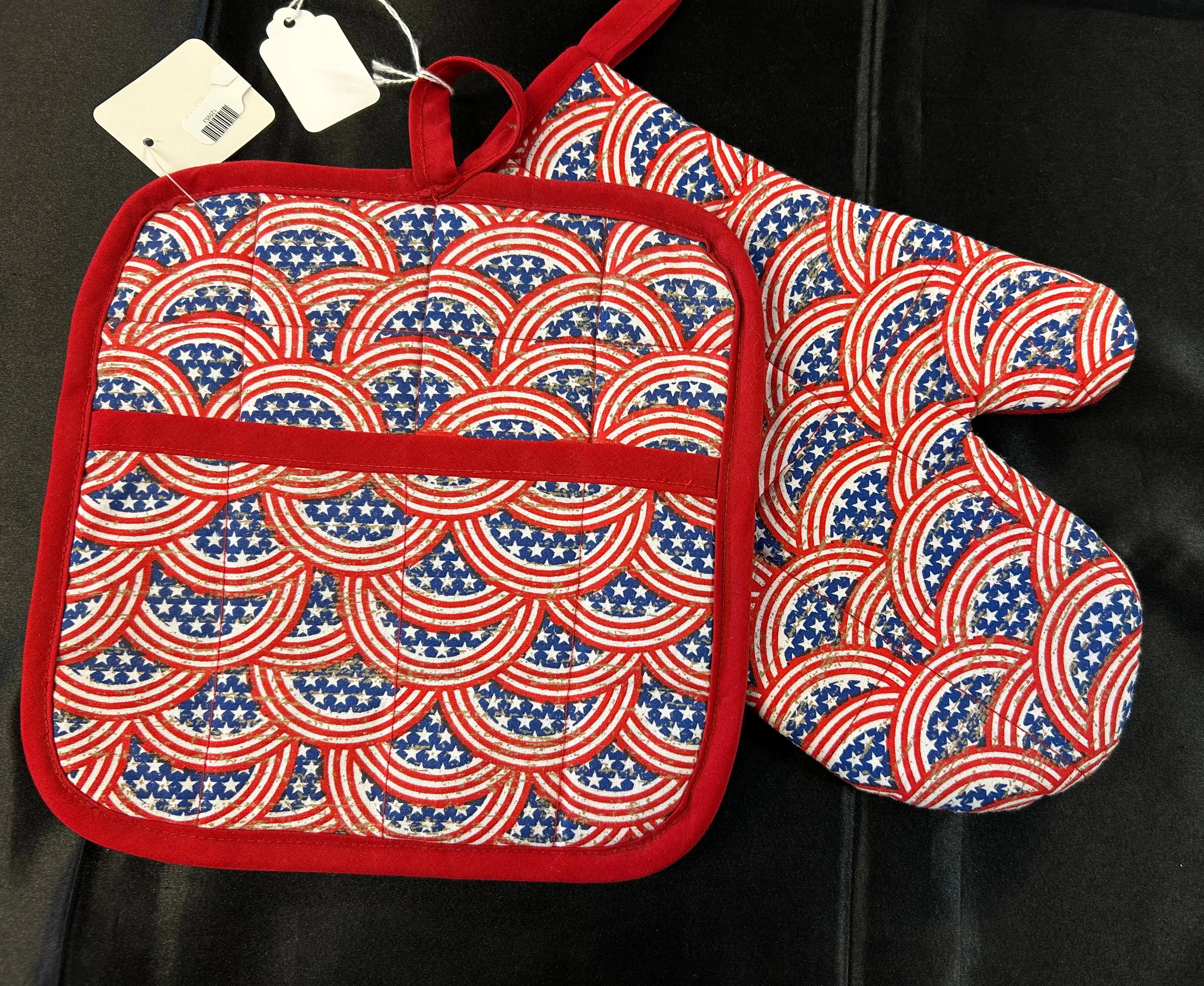 Handmade oven mit and potholder set
