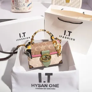 New minimalist and fashionable small handbag,