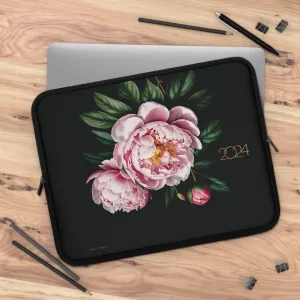 PINK PEONY IN BLOOM 2024 LAPTOP SLEEVE: ELEGANCE IN TRANSIT. NOIR/PINK