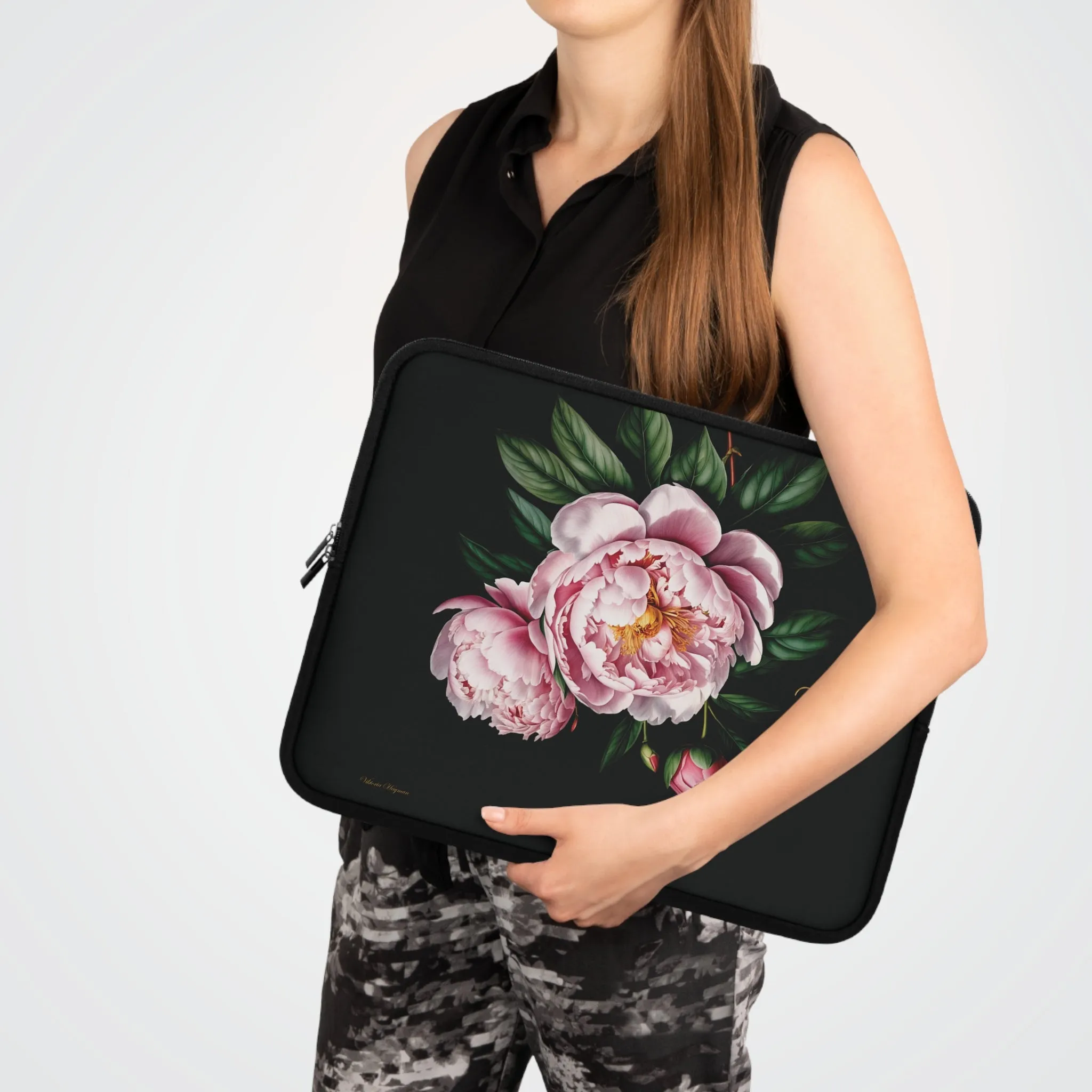 PINK PEONY IN BLOOM 2024 LAPTOP SLEEVE: ELEGANCE IN TRANSIT. NOIR/PINK