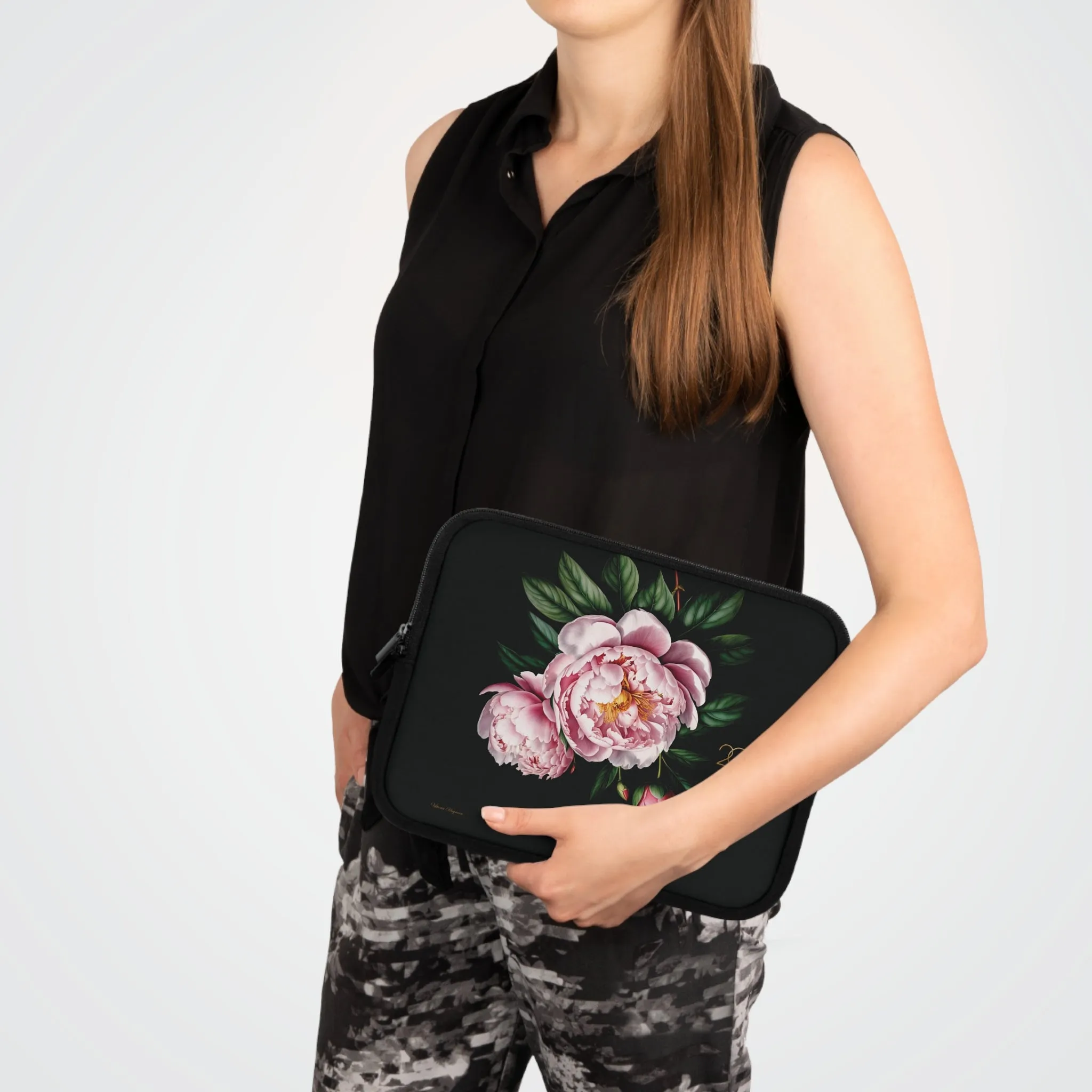 PINK PEONY IN BLOOM 2024 LAPTOP SLEEVE: ELEGANCE IN TRANSIT. NOIR/PINK