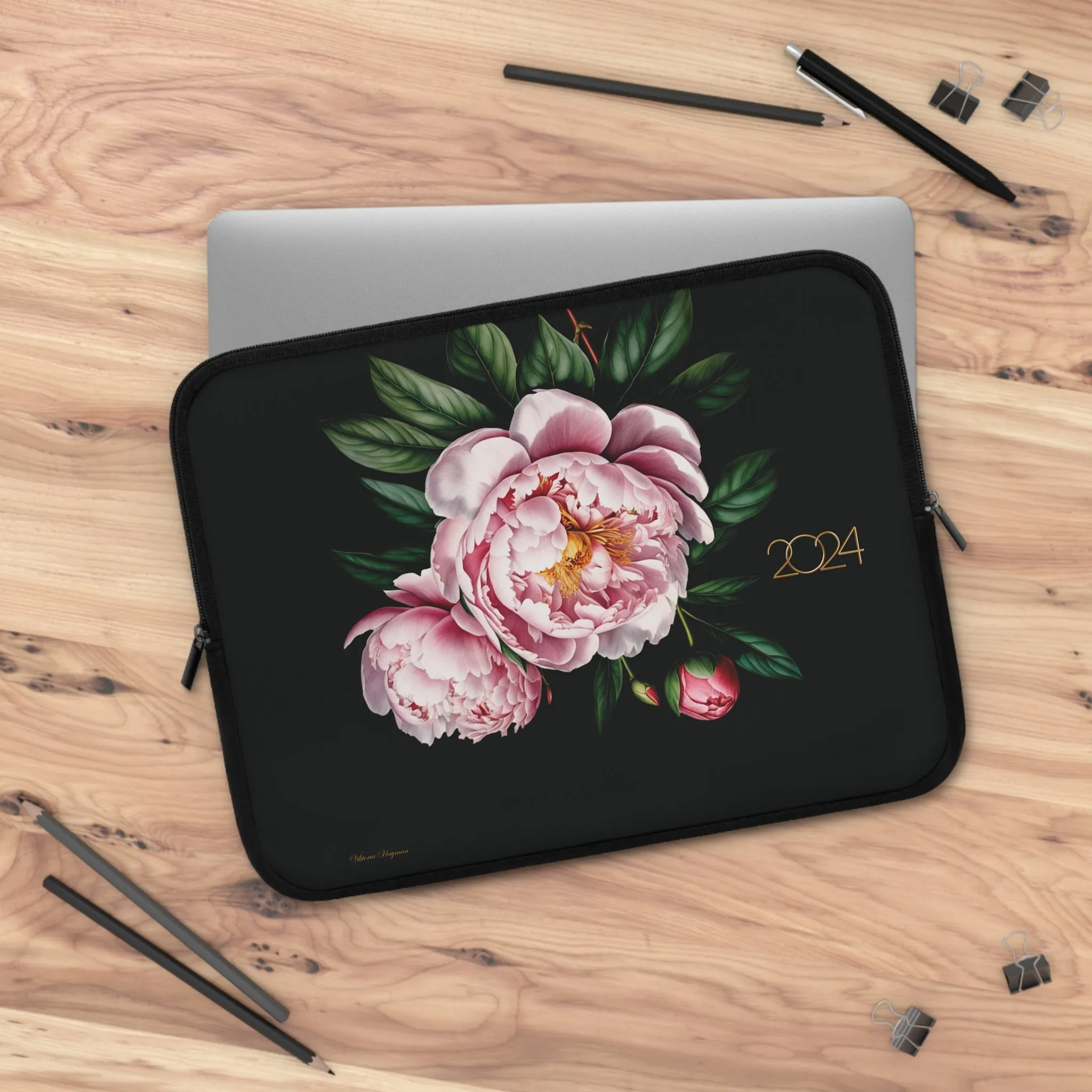 PINK PEONY IN BLOOM 2024 LAPTOP SLEEVE: ELEGANCE IN TRANSIT. NOIR/PINK