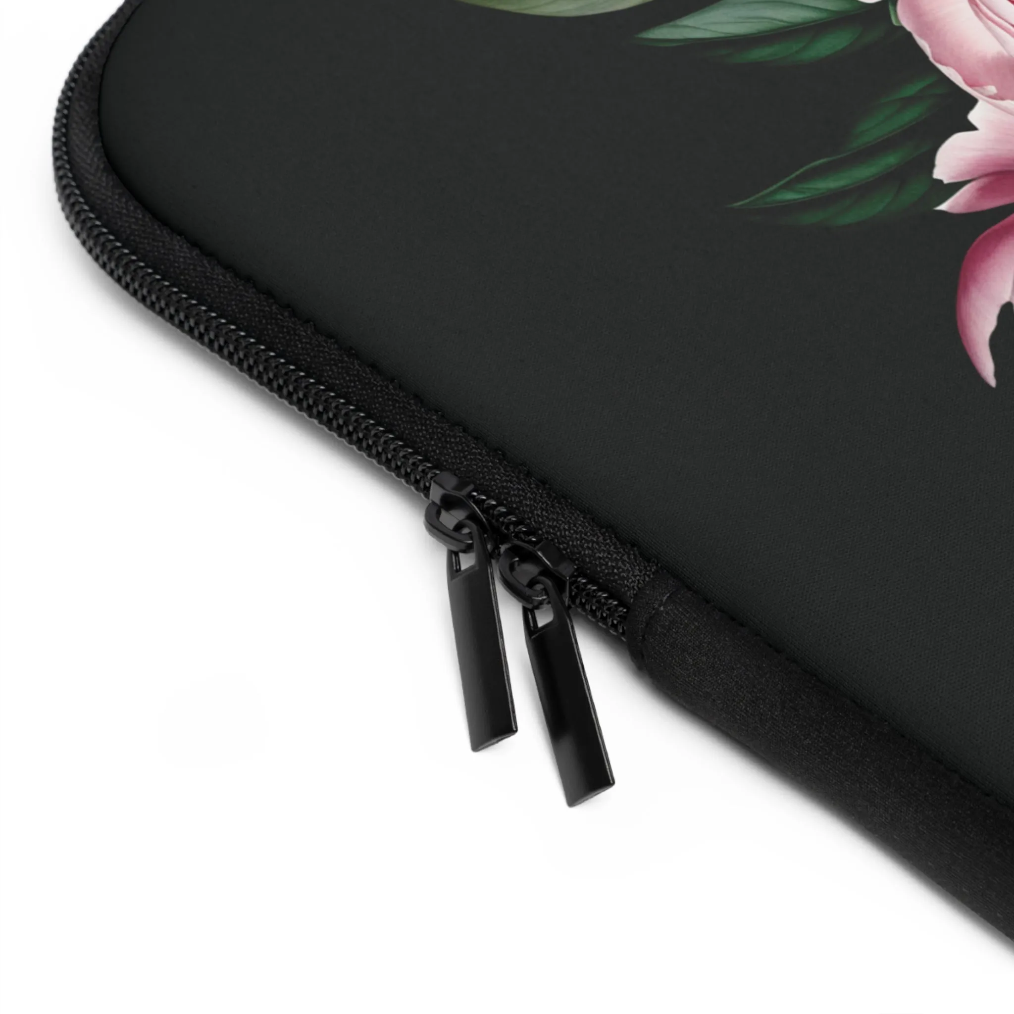 PINK PEONY IN BLOOM 2024 LAPTOP SLEEVE: ELEGANCE IN TRANSIT. NOIR/PINK