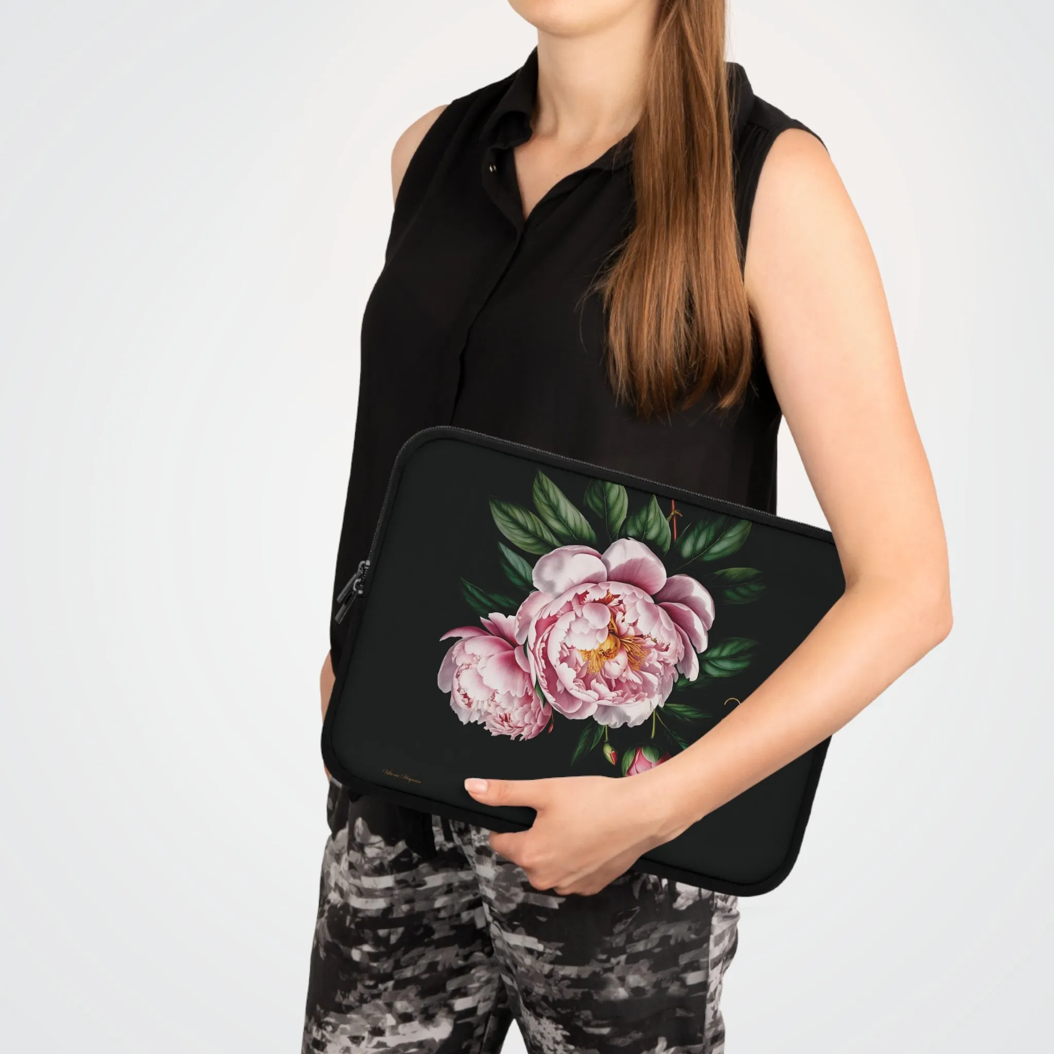 PINK PEONY IN BLOOM 2024 LAPTOP SLEEVE: ELEGANCE IN TRANSIT. NOIR/PINK