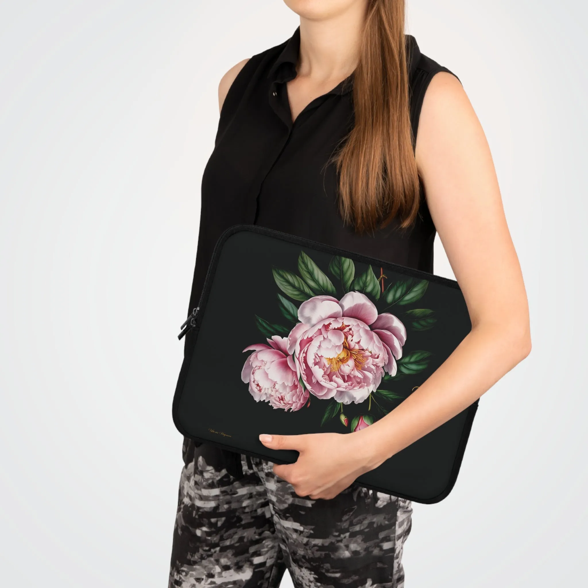 PINK PEONY IN BLOOM 2024 LAPTOP SLEEVE: ELEGANCE IN TRANSIT. NOIR/PINK