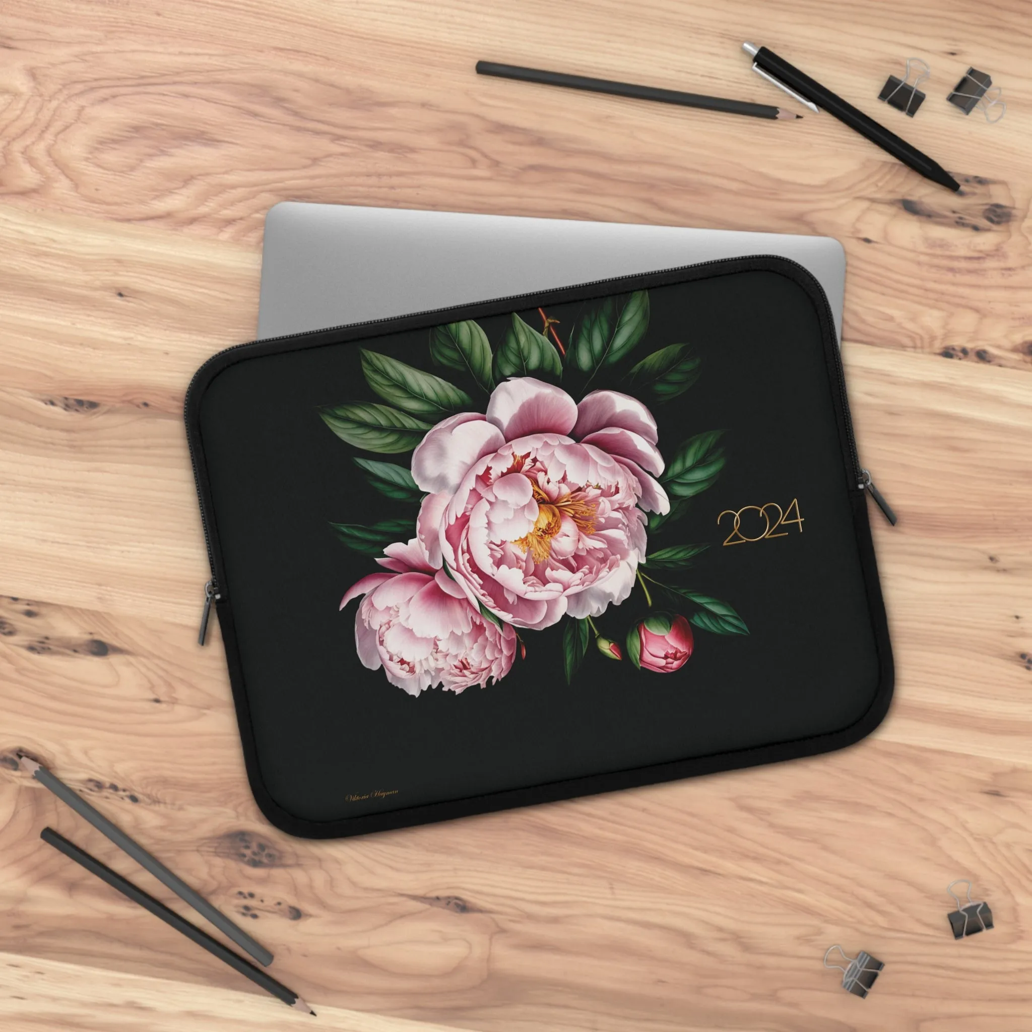 PINK PEONY IN BLOOM 2024 LAPTOP SLEEVE: ELEGANCE IN TRANSIT. NOIR/PINK