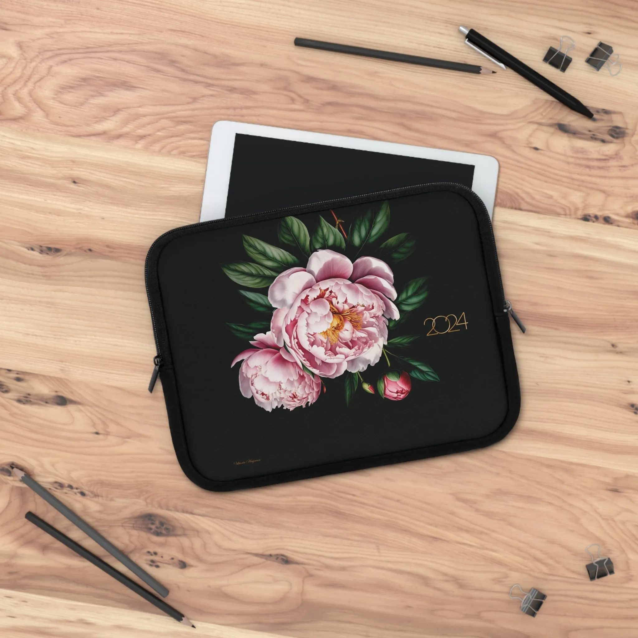 PINK PEONY IN BLOOM 2024 LAPTOP SLEEVE: ELEGANCE IN TRANSIT. NOIR/PINK